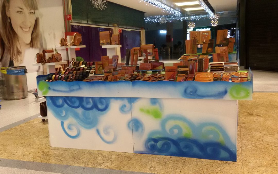 UNA ARTESANA EN UN CENTRO COMERCIAL