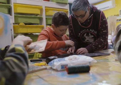 talleres-ninos-artresania-cuero-carta-vaca-azul